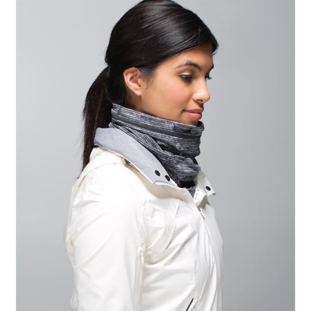 NWOT lululemon Run With Me Neck Warmer